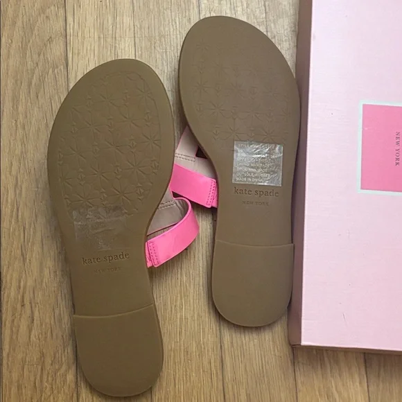 NIB Kate Spade Castile Neon Pink Thong Toe Sandals Gold Hardware Size 8.5 - Picture 3 of 4